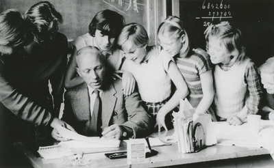 876388 Groepsportret van leerlingen van een hogere klas, geschaard rond hoofdmeester Borra in een klaslokaal op de ...